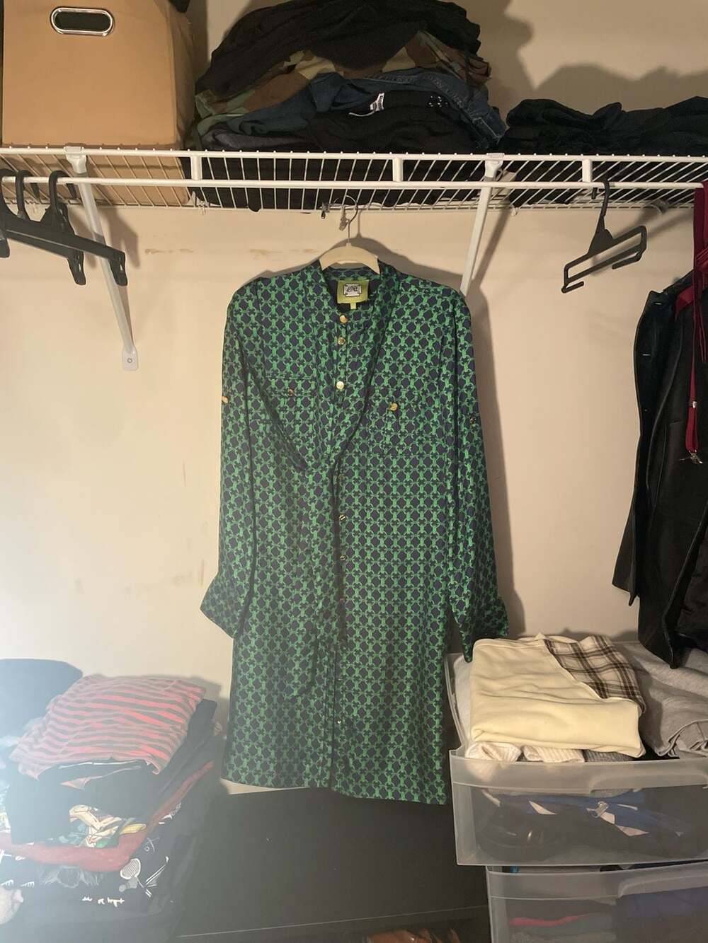 Elizabeth McKay Green and Navy Geometric Chain Link Print Long Sleeve Button Fro